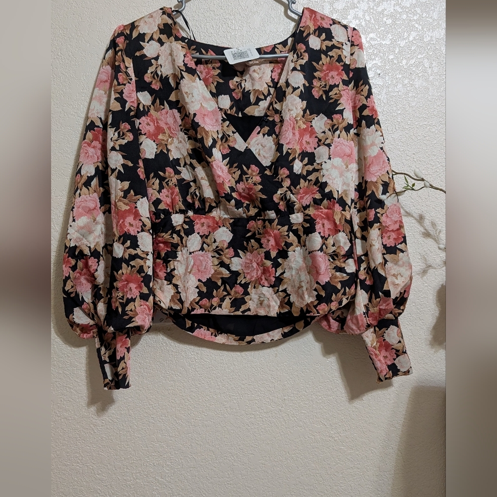 Floral Puff Sleeve Top and Black Leather Skirt - Picture 2 of 2